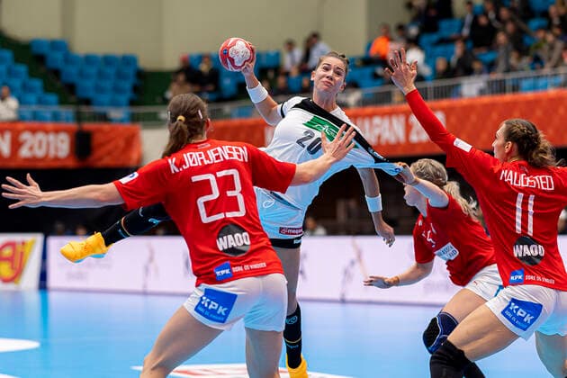 Handball, Frauen: WM 2019, Vorrunde, Gruppe B, 3. Spieltag , Dänemark - Deutschland v.li. Kristina Jorgensen (Daenemark), Emily Boelk Bölk (Deutschland Thueringer HC), Sarah Iversen (Daenemark), Line Haugsted (Daenemark) Kumamoto Kumamoto Prefectural Gymnasium Kumamoto Japan