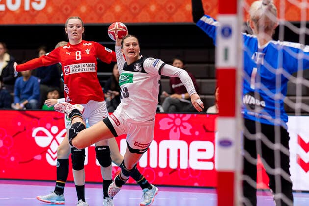 Handball, Frauen: WM 2019, Vorrunde, Gruppe B, 3. Spieltag , Dänemark - Deutschland v.li. Anne Mette Hansen (Daenemark), Julia Behnke (Deutschland Rostov Don), Torhueterin Sandra Toft (Daenemark) Kumamoto Kumamoto Prefectural Gymnasium Kumamoto Japan
