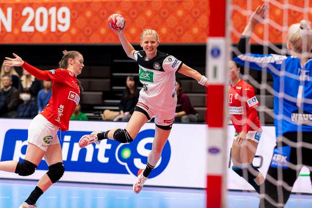 Handball, Frauen: WM 2019, Vorrunde, Gruppe B, 3. Spieltag , Dänemark - Deutschland Kim Naidzinavicius (Deutschland Bietigheim), Torhueterin Sandra Toft (Daenemark) Kumamoto Kumamoto Prefectural Gymnasium Kumamoto Japan