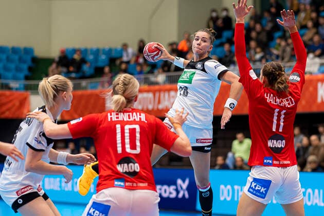 Handball, Frauen: WM 2019, Vorrunde, Gruppe B, 3. Spieltag , Dänemark - Deutschland v.li. Kim Naidzinavicius (Deutschland Bietigheim), Kathrine Heindahl (Daenemark), Emily Boelk Bölk (Deutschland Thueringer HC), Line Haugsted (Daenemark) Kumamoto Kumamoto Prefectural Gymnasium Kumamoto Japan