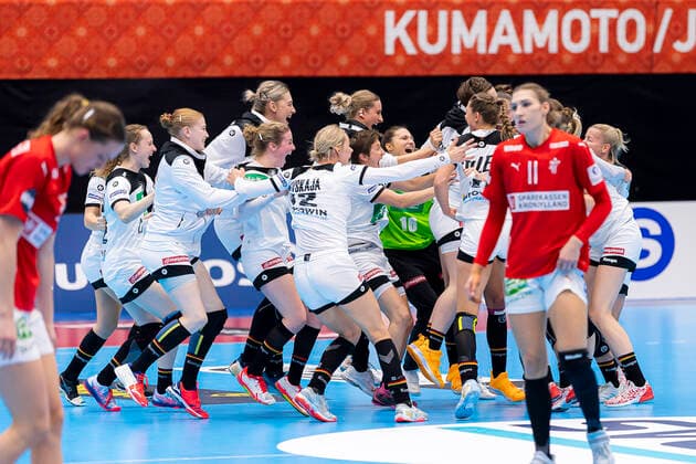 Handball, Frauen: WM 2019, Vorrunde, Gruppe B, 3. Spieltag , Dänemark - Deutschland die Mannschaft von Deutschland, Schlussjubel Schlußjubel Emotion Freude Kumamoto Kumamoto Prefectural Gymnasium Kumamoto Japan