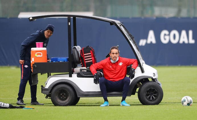 Sport Bilder des Tages RB Leipzig Training Fussball Leipzig, 03.12.2019, RBL Trainingszentrum, Fussball, 1. Bundesliga , RB Training - Training. , Im Bild v.l.: Athletiktrainer Frank Roßner Rossner und Yussuf Poulsen ,
