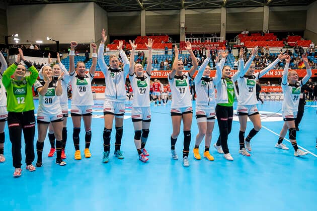 Handball, Frauen: WM 2019, Vorrunde, Gruppe B, 3. Spieltag , Dänemark - Deutschland die Mannschaft von Deutschland, Schlussjubel Schlußjubel Emotion Freude Kumamoto Kumamoto Prefectural Gymnasium Kumamoto Japan