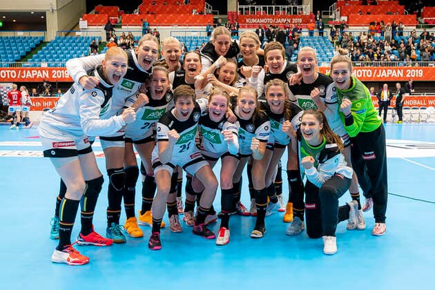 Handball, Frauen: WM 2019, Vorrunde, Gruppe B, 3. Spieltag , Dänemark - Deutschland die Mannschaft von Deutschland, Schlussjubel Schlußjubel Emotion Freude Gruppenfoto Kumamoto Kumamoto Prefectural Gymnasium Kumamoto Japan