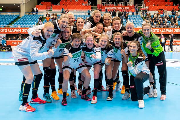 Sport Bilder des Tages Handball, Frauen: WM 2019, Vorrunde, Gruppe B, 3. Spieltag , Dänemark - Deutschland die Mannschaft von Deutschland, Schlussjubel Schlußjubel Emotion Freude Gruppenfoto Kumamoto Kumamoto Prefectural Gymnasium Kumamoto Japan