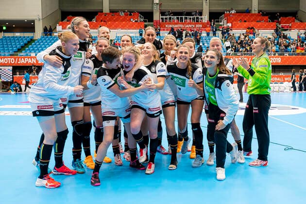 Handball, Frauen: WM 2019, Vorrunde, Gruppe B, 3. Spieltag , Dänemark - Deutschland die Mannschaft von Deutschland, Schlussjubel Schlußjubel Emotion Freude Gruppenfoto Kumamoto Kumamoto Prefectural Gymnasium Kumamoto Japan