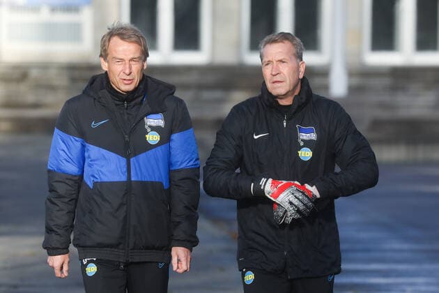 Jürgen Klinsmann, Trainer und Andreas Köpke, Torwart Trainer, beim Training von Hertha BSC auf dem Hans Braun Sportplatz am 03.12.2019 in Berlin Hertha BSC Training