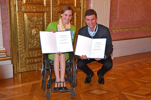 Bilder des Jahres 2019, Sport 12 Dezember Sport Themen der Woche KW49 Sport Bilder des Tages Anna SCHAFFELHUBER und Thomas MUELLER (MÜLLER,Bayern Muenchen) mit den Verleihungsurkunden. Verleihung Bayerischer Verdienstorden im Prinz Carl Palais in Muenchen am 03.12.2019, *** Anna SCHAFFELHUBER and Thomas MUELLER MÜLLER,Bayern Muenchen with the award certificates Bavarian Order of Merit at the Prince Carl Palais in Munich on 03 12 2019,