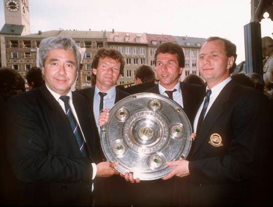 Fußball, FC Bayern München, Deutscher Meister 1989 Feier des Deutschen Meisters 1989 FC Bayern München auf dem Rathausbalkon am Marienplatz 17.06.1989 V.l: Präsident Fritz Scherer, Co-Trainer Egon Coordes, Trainer Jupp Heynckes und Manager Uli Hoeneß mit der Meisterschale.