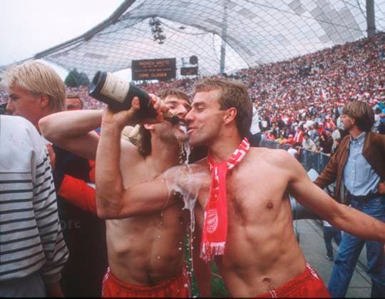Fußball, FC Bayern München, Deutscher Meister 1989 FC Bayern München - VFL Bochum 5:0 17.06.1989 FC Bayern Deutscher Meister 1989. Hans-Dieter Flick (vorne) und Luwig Kögl mit Sektflasche feiern die Deutsche Meisterschaft.