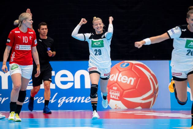 Handball, Frauen: WM 2019, Vorrunde, Gruppe B, 3. Spieltag , Dänemark - Deutschland v.li. Kathrine Heindahl (Daenemark), Antje Lauenroth (Deutschland Bietigheim) Jubel Freude Emotion Kumamoto Kumamoto Prefectural Gymnasium Kumamoto Japan