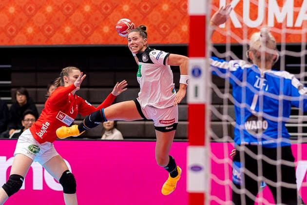 Handball, Frauen: WM 2019, Vorrunde, Gruppe B, 3. Spieltag , Dänemark - Deutschland Emily Boelk Bölk (Deutschland Thueringer HC), Torhueterin Sandra Toft (Daenemark) Kumamoto Kumamoto Prefectural Gymnasium Kumamoto Japan