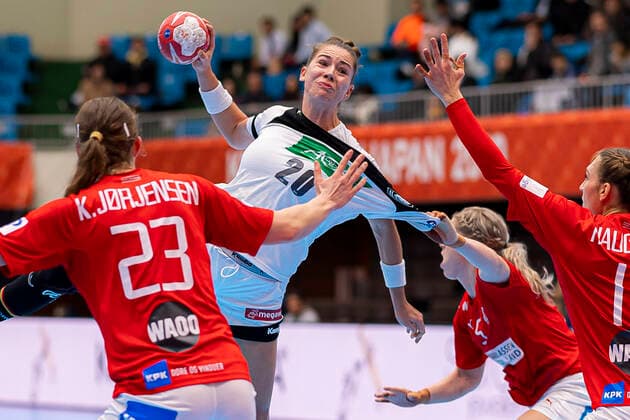 Sport Bilder des Tages Handball, Frauen: WM 2019, Vorrunde, Gruppe B, 3. Spieltag , Dänemark - Deutschland v.li. Kristina Jorgensen (Daenemark), Emily Boelk Bölk (Deutschland Thueringer HC), Sarah Iversen (Daenemark) Kumamoto Kumamoto Prefectural Gymnasium Kumamoto Japan