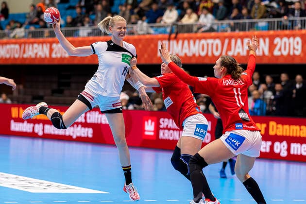 Handball, Frauen: WM 2019, Vorrunde, Gruppe B, 3. Spieltag , Dänemark - Deutschland v.li. Kim Naidzinavicius (Deutschland Bietigheim), Sarah Iversen (Daenemark), Line Haugsted (Daenemark) Kumamoto Kumamoto Prefectural Gymnasium Kumamoto Japan