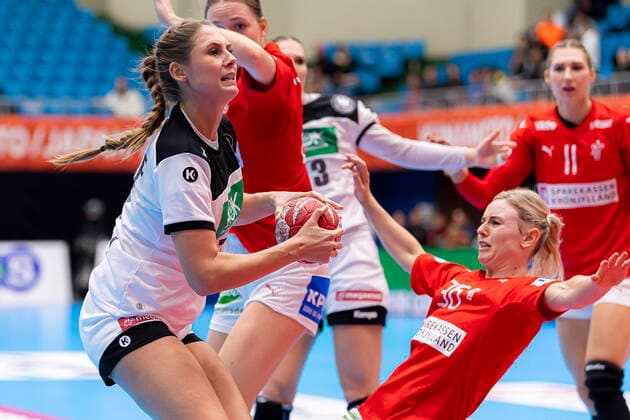 Handball, Frauen: WM 2019, Vorrunde, Gruppe B, 3. Spieltag , Dänemark - Deutschland v.li. Alicia Stolle (Deutschland Thueringer HC), Freja Cohrt Kyndbol (Daenemark) Kumamoto Kumamoto Prefectural Gymnasium Kumamoto Japan