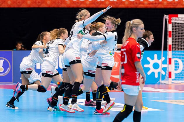 Handball, Frauen: WM 2019, Vorrunde, Gruppe B, 3. Spieltag , Dänemark - Deutschland Evgenija Minevskaja (Deutschland Brest), Amelie Berger (Deutschland Bietigheim) Schlussjubel Schlußjubel Emotion Freude Kumamoto Kumamoto Prefectural Gymnasium Kumamoto Japan