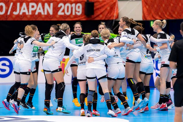 Handball, Frauen: WM 2019, Vorrunde, Gruppe B, 3. Spieltag , Dänemark - Deutschland die Mannschaft von Deutschland, Schlussjubel Schlußjubel Emotion Freude Kumamoto Kumamoto Prefectural Gymnasium Kumamoto Japan