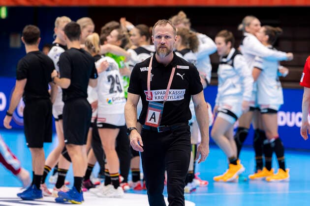 Handball, Frauen: WM 2019, Vorrunde, Gruppe B, 3. Spieltag , Dänemark - Deutschland Trainer Klavs Bruun Jorgensen (Daenemark) unzufrieden enttäuscht enttaeuscht niedergeschlagen frustriert, Deutschland feiert im Hintergrund Kumamoto Kumamoto Prefectural Gymnasium Kumamoto Japan