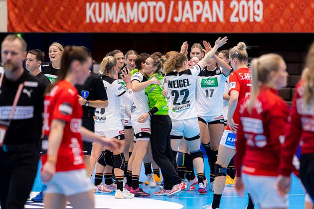 Handball, Frauen: WM 2019, Vorrunde, Gruppe B, 3. Spieltag , Dänemark - Deutschland die Mannschaft von Deutschland, Schlussjubel Schlußjubel Emotion Freude Kumamoto Kumamoto Prefectural Gymnasium Kumamoto Japan