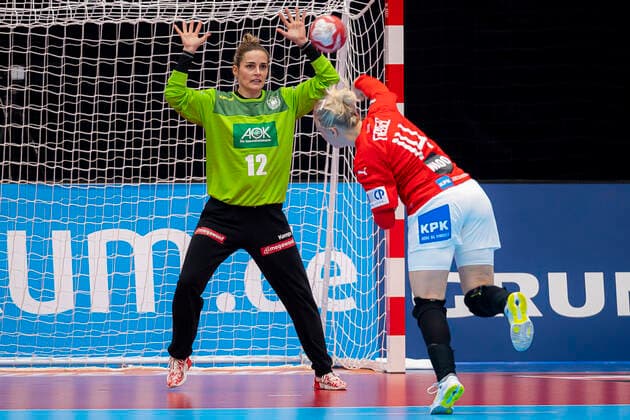 Handball, Frauen: WM 2019, Vorrunde, Gruppe B, 3. Spieltag , Dänemark - Deutschland Torhueterin Dinah Eckerle (Deutschland SG BBM Bietigheim), Lotte Grigel (Daenemark) Kumamoto Kumamoto Prefectural Gymnasium Kumamoto Japan