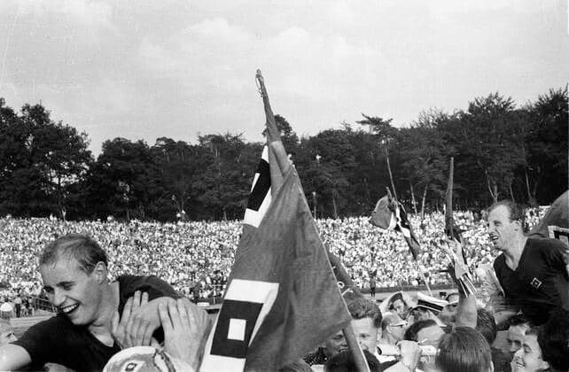 Uwe Seeler, 85. Geburtstag am 5. November Fußball Endspiel Deutsche Meisterschaft 1960 1. FC Koeln - Hamburger SV 2:3 250660 in Frankfurt Main. Charly Dörfel (vorne links) und Uwe Seeler (rechts am Bildrand) werden gefeiert. *** Soccer Final German Championship 1960 1 FC Koeln Hamburger SV 2 3 250660 in Frankfurt Main Charly Dörfel front left and Uwe Seeler right at the edge of the picture are celebrated HM