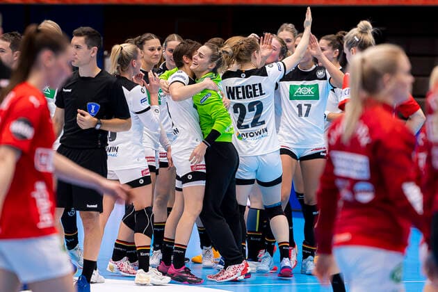 Handball, Frauen: WM 2019, Vorrunde, Gruppe B, 3. Spieltag , Dänemark - Deutschland Ina Grossmann (Deutschland Thueringer HC) und Torhueterin Dinah Eckerle (Deutschland SG BBM Bietigheim) liegen sich in den Armen, Schlussjubel Schlußjubel Emotion Freude Kumamoto Kumamoto Prefectural Gymnasium Kumamoto Japan