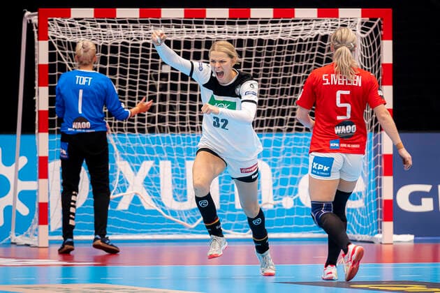 Handball, Frauen: WM 2019, Vorrunde, Gruppe B, 3. Spieltag , Dänemark - Deutschland v.li. Torhueterin Sandra Toft (Daenemark), Evgenija Minevskaja (Deutschland Brest), Sarah Iversen (Daenemark) Kumamoto Kumamoto Prefectural Gymnasium Kumamoto Japan