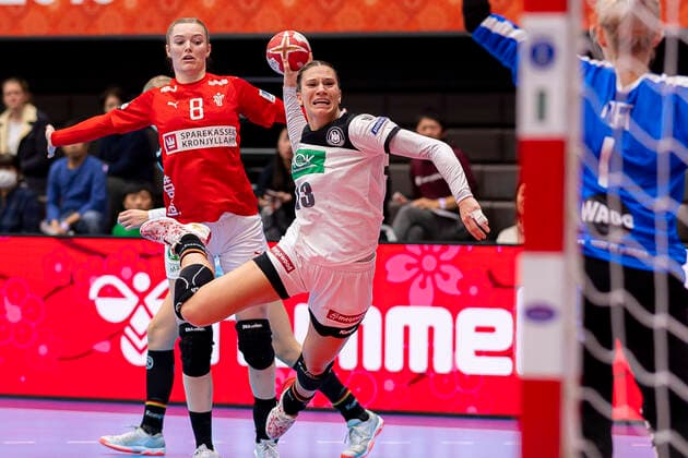 Handball, Frauen: WM 2019, Vorrunde, Gruppe B, 3. Spieltag , Dänemark - Deutschland v.li. Anne Mette Hansen (Daenemark), Julia Behnke (Deutschland Rostov Don), Torhueterin Sandra Toft (Daenemark) Kumamoto Kumamoto Prefectural Gymnasium Kumamoto Japan
