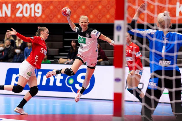 Handball, Frauen: WM 2019, Vorrunde, Gruppe B, 3. Spieltag , Dänemark - Deutschland Kim Naidzinavicius (Deutschland Bietigheim), Torhueterin Sandra Toft (Daenemark) Kumamoto Kumamoto Prefectural Gymnasium Kumamoto Japan