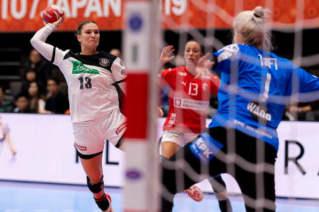 Handball, Frauen: WM 2019, Vorrunde, Gruppe B, 3. Spieltag , Dänemark - Deutschland v.li. Julia Behnke (Deutschland Rostov Don), Torhueterin Sandra Toft (Daenemark) Kumamoto Kumamoto Prefectural Gymnasium Kumamoto Japan
