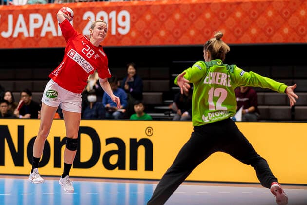 Handball, Frauen: WM 2019, Vorrunde, Gruppe B, 3. Spieltag , Dänemark - Deutschland v.li. Stine Jorgensen (Daenemark), Torhueterin Dinah Eckerle (Deutschland SG BBM Bietigheim) Kumamoto Kumamoto Prefectural Gymnasium Kumamoto Japan