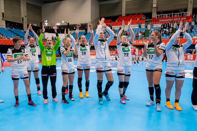 Handball, Frauen: WM 2019, Vorrunde, Gruppe B, 3. Spieltag , Dänemark - Deutschland v.li. Ina Grossmann (Deutschland Thueringer HC), Julia Behnke (Deutschland Rostov Don), Torhueterin Dinah Eckerle (Deutschland SG BBM Bietigheim), Jenny Behrend (Deutschland VfL Oldenburg), Emily Boelk Bölk (Deutschland Thueringer HC), Luisa Schulze (Deutschland Bietigheim), Maren Weigel (Deutschland Metzingen), Alicia Stolle (Deutschland Thueringer HC) Kumamoto Kumamoto Prefectural Gymnasium Kumamoto Japan