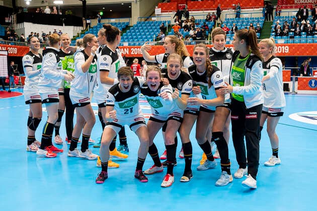 Handball, Frauen: WM 2019, Vorrunde, Gruppe B, 3. Spieltag , Dänemark - Deutschland Ina Grossmann (Deutschland Thueringer HC), Amelie Berger (Deutschland Bietigheim), Jenny Behrend (Deutschland VfL Oldenburg), Alicia Stolle (Deutschland Thueringer HC) Jubel Freude Emotion Kumamoto Kumamoto Prefectural Gymnasium Kumamoto Japan
