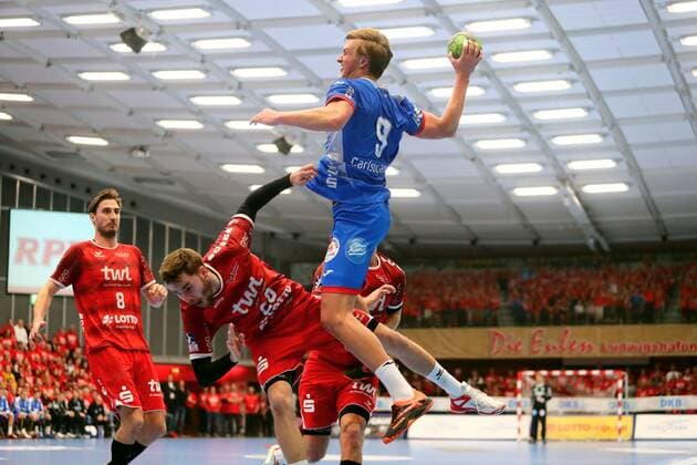 Alexander Falk (Ludwigshafen) im Zweikampf mit Jonathan Carlsbogard (Lemgo) Eulen Ludwigshafen vs TBV Lemgo, Handball, DHB-Pokal, 03.12.2019 Eulen Ludwigshafen vs TBV Lemgo, Handball, DHB-Pokal, 03.12.2019 Ludwigshafen Copyright: xWeissx Eibner-Pressefotox EP_rws