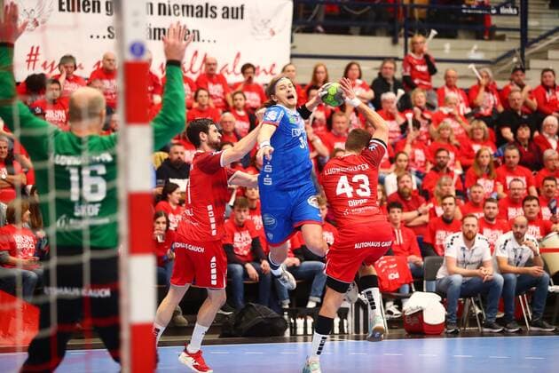 Andreas Cederholm (Lemgo) im Zweikampf mit Jonathan Scholz (Ludwigshafen, links) und Kai Dippe (Ludwigshafen) Eulen Ludwigshafen vs TBV Lemgo, Handball, DHB-Pokal, 03.12.2019 Eulen Ludwigshafen vs TBV Lemgo, Handball, DHB-Pokal, 03.12.2019 Ludwigshafen Copyright: xWeissx Eibner-Pressefotox EP_rws