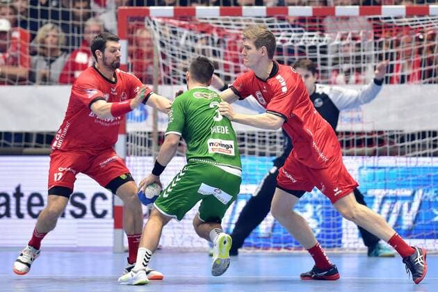 Fabian Wiede (Fuechse Berlin) (am Ball), Felix Danner (MT Melsungen) (L) und Finn Lemke (MT Melsungen) (R) , GER, MT Melsungen - Fuechse Berlin, Handball, DHB Pokal, 03.12.2019, GER, MT Melsungen - Fuechse Berlin, Handball, DHB Pokal Maenner, 03.12.2019 Kassel Copyright: xSippel xEibner-Pressefotox EP_rsl