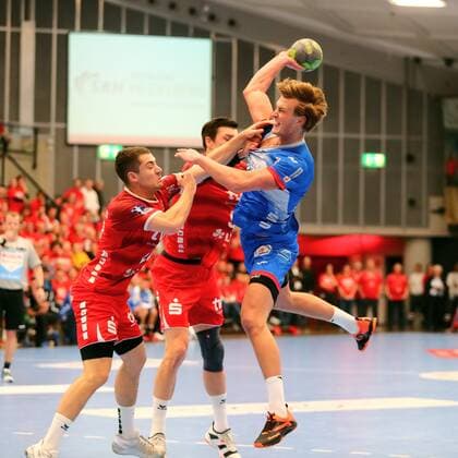 l6 im Zweikampf mit Jerome Mueller (Ludwigshafen) Eulen Ludwigshafen vs TBV Lemgo, Handball, DHB-Pokal, 03.12.2019 Eulen Ludwigshafen vs TBV Lemgo, Handball, DHB-Pokal, 03.12.2019 Ludwigshafen Copyright: xWeissx Eibner-Pressefotox EP_rws