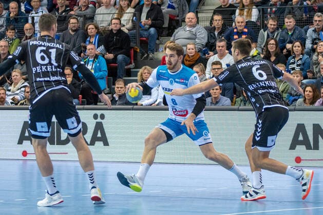 Hendrik Pekeler (THW Kiel), Rudolf Faluvegi (TVB 1898 Stuttgart) und Harald Reinkind (THW Kiel). Deutschland, Stuttgart, 03.12.2019, HaBa, DHB-Pokal, Viertelfinale: TVB 1898 Stuttgart vs THW Kiel, SCHARRena