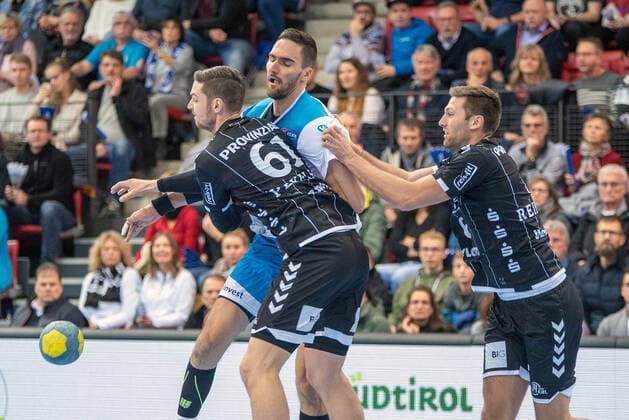 Hendrik Pekeler (THW Kiel), Dominik Weiss (TVB 1898 Stuttgart) und Harald Reinkind (THW Kiel). Deutschland, Stuttgart, 03.12.2019, HaBa, DHB-Pokal, Viertelfinale: TVB 1898 Stuttgart vs THW Kiel, SCHARRena