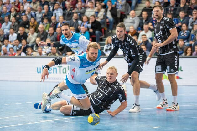 Manuel Späth (TVB 1898 Stuttgart), Patrick Wiencek (THW Kiel), Hendrik Pekeler (THW Kiel) und Harald Reinkind (THW Kiel). Deutschland, Stuttgart, 03.12.2019, HaBa, DHB-Pokal, Viertelfinale: TVB 1898 Stuttgart vs THW Kiel, SCHARRena