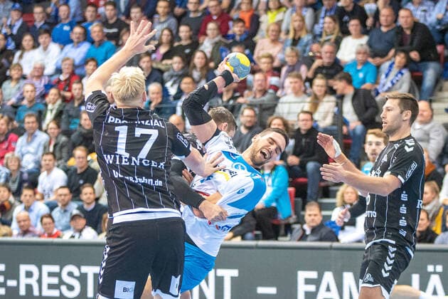 Patrick Wiencek (THW Kiel), Dominik Weiss (TVB 1898 Stuttgart) und Harald Reinkind (THW Kiel). Deutschland, Stuttgart, 03.12.2019, HaBa, DHB-Pokal, Viertelfinale: TVB 1898 Stuttgart vs THW Kiel, SCHARRena
