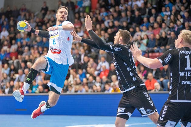 Sport Bilder des Tages Dominik Weiss (TVB 1898 Stuttgart), Hendrik Pekeler (THW Kiel) und Patrick Wiencek (THW Kiel). Deutschland, Stuttgart, 03.12.2019, HaBa, DHB-Pokal, Viertelfinale: TVB 1898 Stuttgart vs THW Kiel, SCHARRena