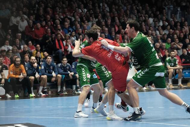 03.12.2019 xkhx Melsungen Handball-Bundesliga Saison 2019 2020 DHB-Pokal-Viertelfinale MT Melsungen gegen Füchse Berlin links Marko Kopljar (Füchse Berlin), Felix Danner (17, MT Melsungen)