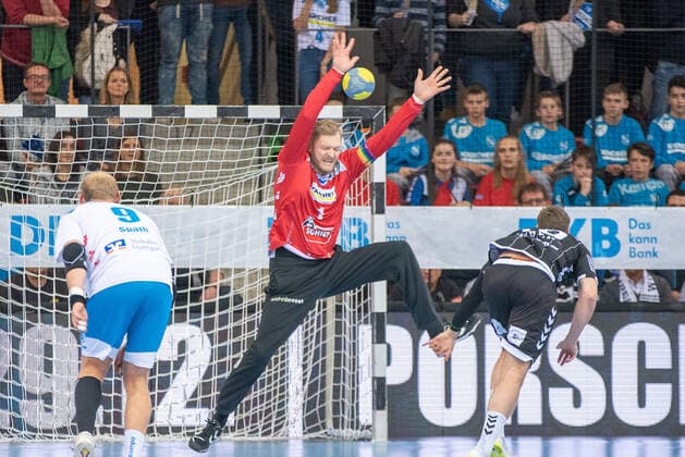 Torwart Johannes Jogi Bitter (TVB 1898 Stuttgart) und Niclas Ekberg (THW Kiel). Deutschland, Stuttgart, 03.12.2019, HaBa, DHB-Pokal, Viertelfinale: TVB 1898 Stuttgart vs THW Kiel, SCHARRena
