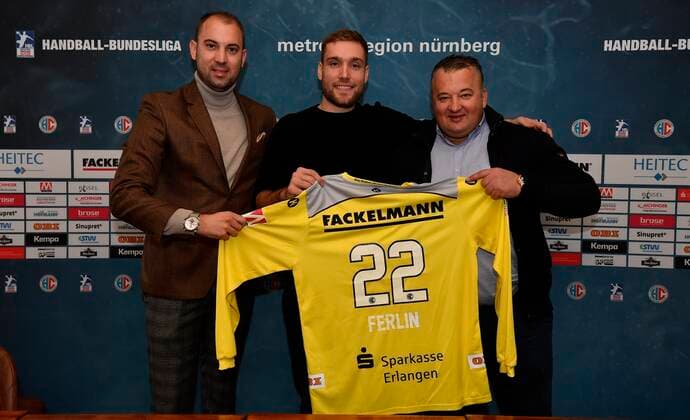 03.12.2019 - Handball - 1. Bundesliga - Saison 2019 2020 - HC Erlangen HCE - Pressekonferenz Pressetermin Medientermin - - Klemen Ferlin ( mitte ) mit seinen Beratern Managern