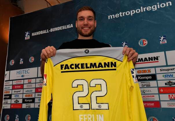 03.12.2019 - Handball - 1. Bundesliga - Saison 2019 2020 - HC Erlangen HCE - Pressekonferenz Pressetermin Medientermin - - Klemen Ferlin präsentiert sein neues Trikot
