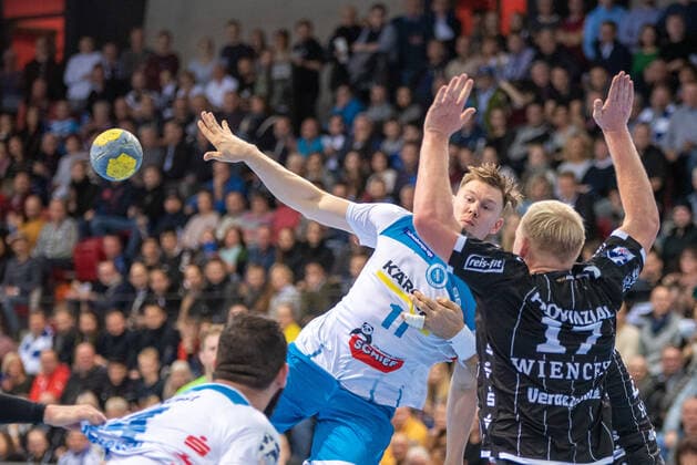 Adam Lönn (TVB 1898 Stuttgart) und Patrick Wiencek (THW Kiel). Deutschland, Stuttgart, 03.12.2019, HaBa, DHB-Pokal, Viertelfinale: TVB 1898 Stuttgart vs THW Kiel, SCHARRena