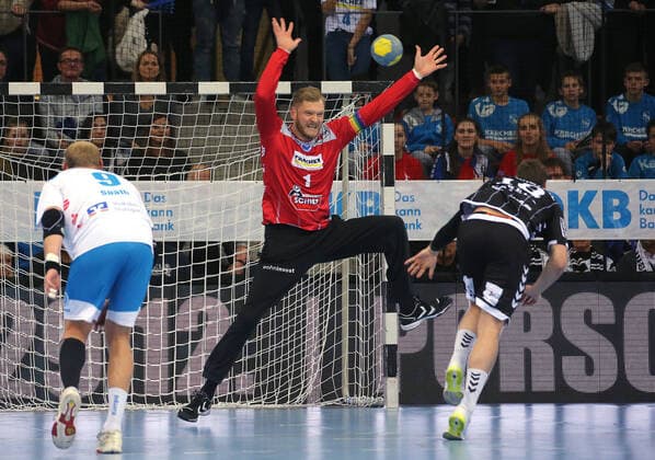 BAU 03.12.2019 Stuttgart Handball TVB Stuttgart vs. THW Kiel, v.l. Manuel Späth (TVB), Johannes Bitter (TVB), Niclas Ekberg (Kiel)