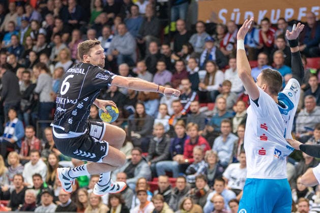 Sport Bilder des Tages Harald Reinkind (THW Kiel) und Dominik Weiss (TVB 1898 Stuttgart). Deutschland, Stuttgart, 03.12.2019, HaBa, DHB-Pokal, Viertelfinale: TVB 1898 Stuttgart vs THW Kiel, SCHARRena