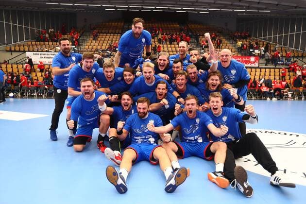 Sport Bilder des Tages Lemgoer Spieler feiern den Sieg in Ludwigshafen und den Einzug ins Final-Four Eulen Ludwigshafen vs TBV Lemgo, Handball, DHB-Pokal, 03.12.2019 Eulen Ludwigshafen vs TBV Lemgo, Handball, DHB-Pokal, 03.12.2019 Ludwigshafen Copyright: xWeissx Eibner-Pressefotox EP_rws